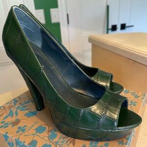 Bamboo Peep Toe Croco Print Green Platform Heel 10 med Vegan Leather w box